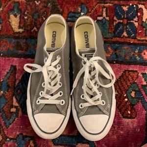 gray low top converse!